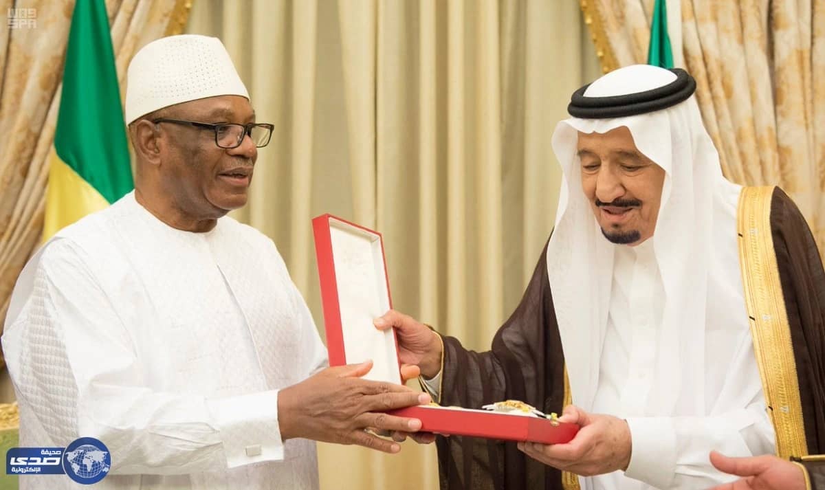 خادم الحرمين يتسلم من فخامة رئيس جمهورية مالي أعلى وسام في الجمهورية