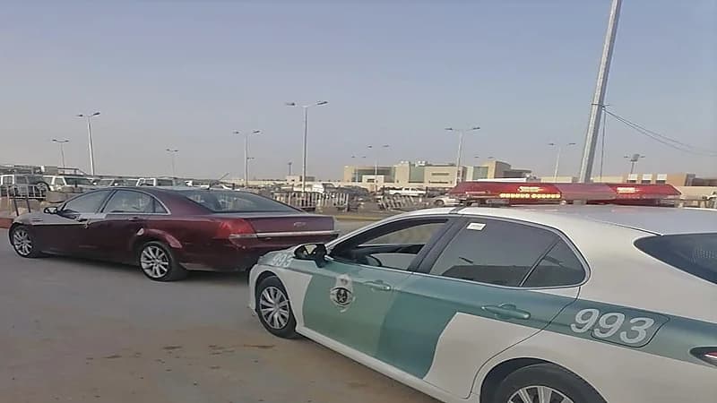 المرور يحدد مصير سائق يسير بمركبة مظللة وبدون لوحات في الجوف