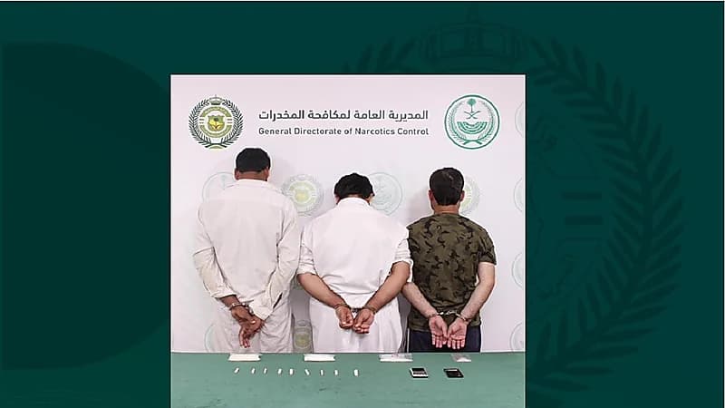القبض على 3 مقيمين بتبوك لترويجهم مادة الميثامفيتامين المخدر