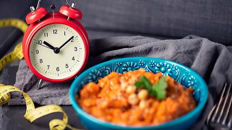 دراسة: "الأكل مرة باليوم يحسن الصحة"