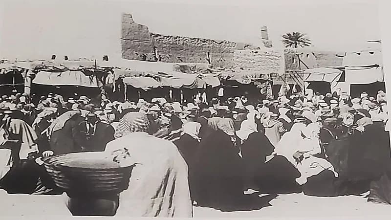 صورة نادرة لسوق الرياض أثناء ازدحامه بالمتسوقين