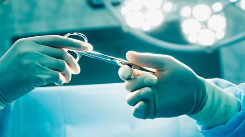 طبيب يخدع 25 امرأة بزرع عصا مصاصة تحت الجلد