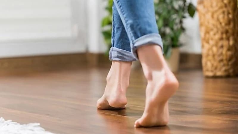 خبراء ينصحون بعدم ارتداء الحذاء لفترات طويلة بالمنزل