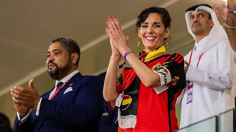 وزيرة خارجية بلجيكا تخالف القوانين وترتدي شارة المثليين في مونديال قطر