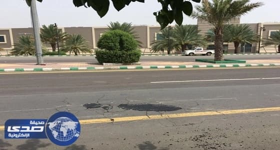 بالصور.. بلدية محايل ترقع حفرا بأحد الطرق بعد حملة على التواصل الاجتماعي