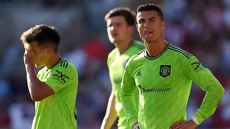 ملياردير بريطاني يهتم بشراء مانشستر يونايتد