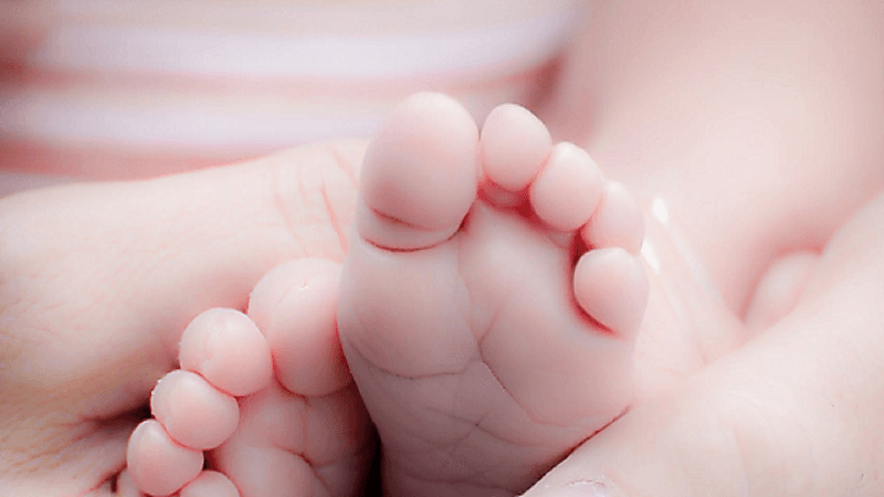 العثور على طفل حديث الولادة بسلة مهملات داخل طائرة