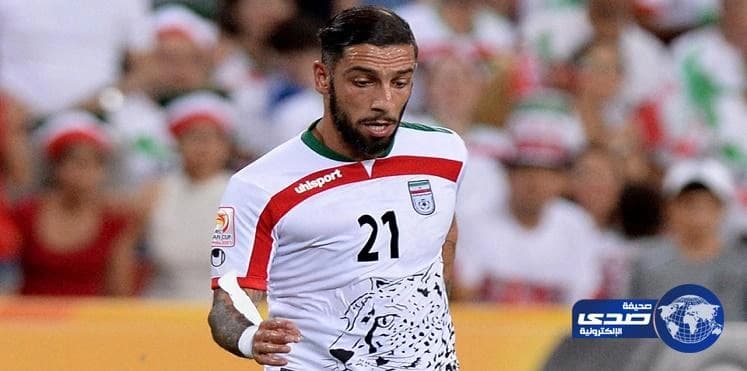 الاتحاد الإيراني يعاقب لاعب كرة بسبب تقبيل زوجته دون حجاب