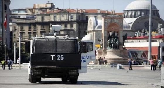 نائب برلماني يقتحم مدرسة في أثينا بسبب اللاجئين