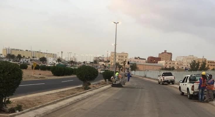 رصف شارع بجدة بسبب مرور خالد الفيصل وترك أجزاء تعاني من الإهمال يثير الغضب
