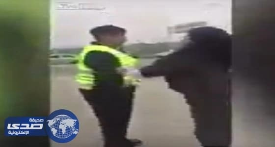 بالفيديو..فتاه تصفع رجل مرور وتتظاهر بالصرع