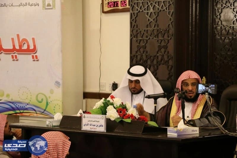 القرني يٌلقن فلبينيان الشهادة ويٌعلن دخولهما للإسلام خلال محاضرة " إن الله يُحب التوابين " (صور)