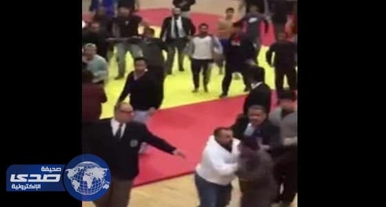 بالفيديو.. تشابك بالايدي والعصي في بطولة للجودو بالكويت