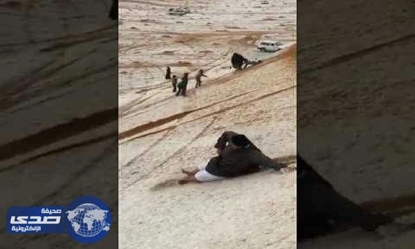 بالفيديو.. شباب القصيم يستمتعون بالتزحلق فوق جبال الثلج