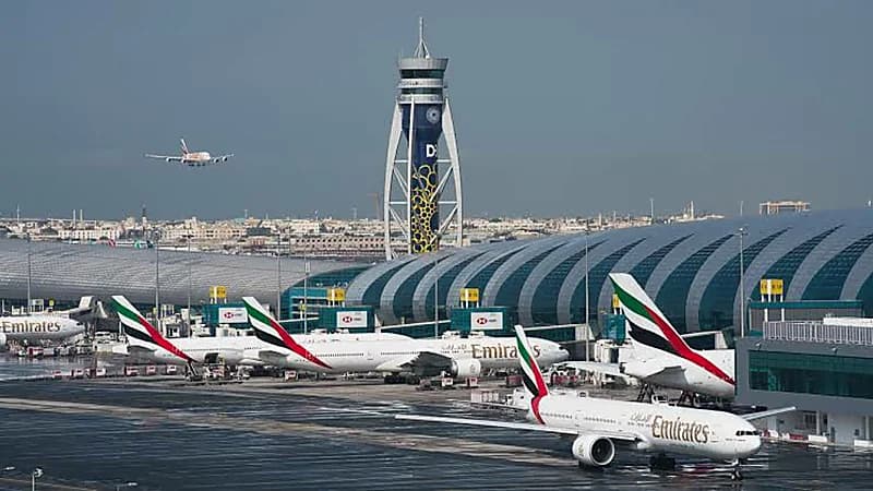 تصادم طائرتين في مطار دبي دون إصابات