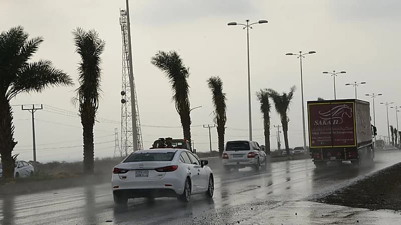 هطول أمطار رعدية وأتربة مثارة على جازان