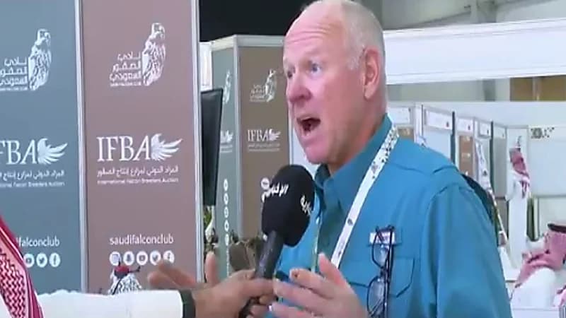 بالفيديو .. صقار أمريكي يبدي انبهاره بمهرجان الصقور الدولي بالمملكة
