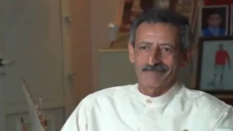 قصة مواطن فقد يده في البحر ليصبح من أشهر صانعي تحف السفن الشراعية "فيديو"