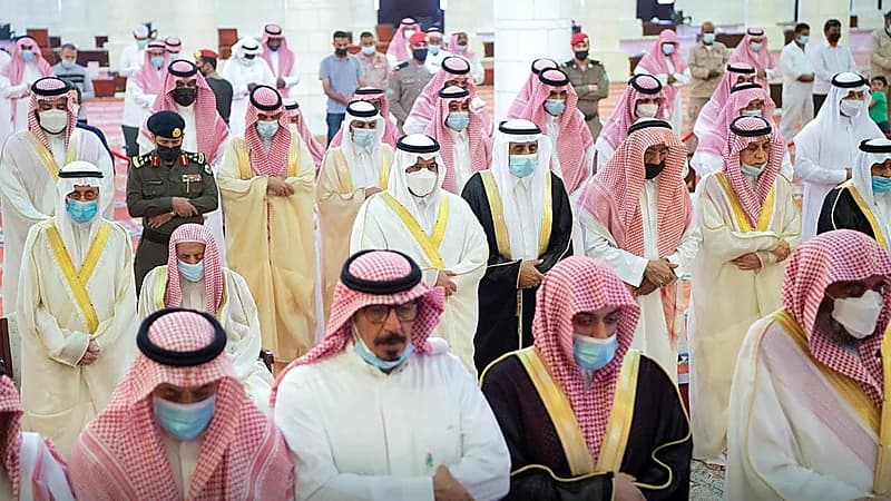 أمير منطقة الرياض بالنيابة يؤدي صلاة الميت على الأمير عبدالرحمن بن ناصر