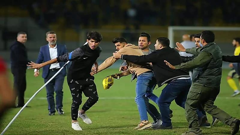 شاهد.. اعتداء جماهير أربيل على لاعبي الشرطة بعد اقتحام الملعب