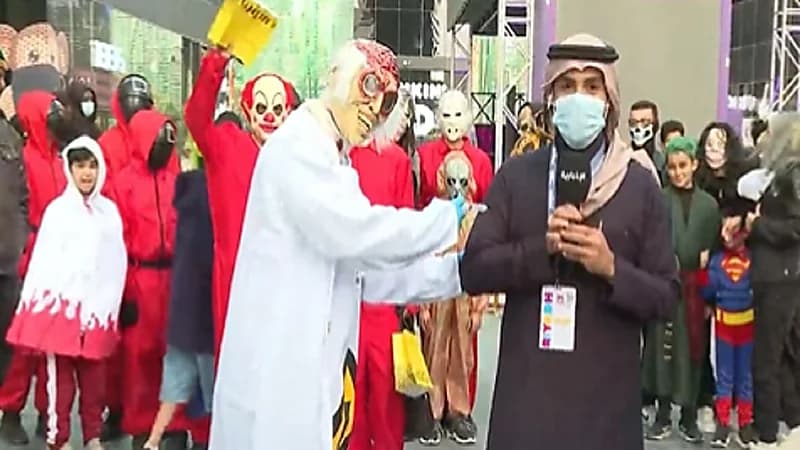 بالفيديو .. مواطنون يتزيَّنون بملابس تنكرية في موسم الرياض