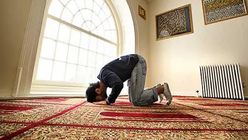 بالفيديو ..  حكم قصر وجمع الصلاة لمن يعمل على سفينة تقضي شهورا في البحر