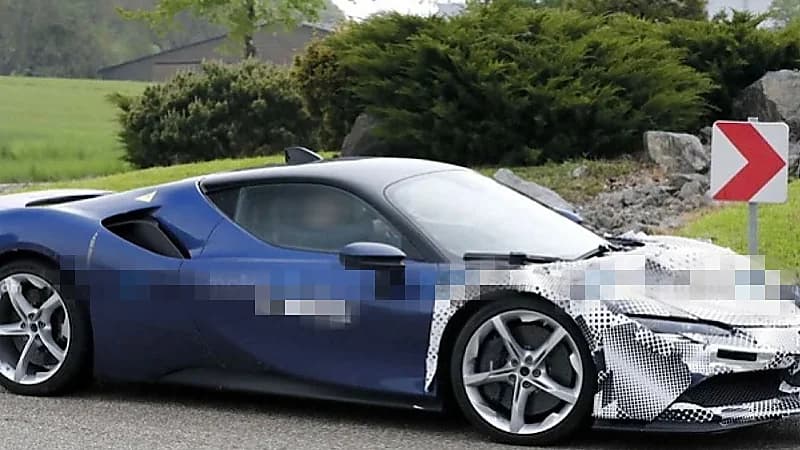 بالصور … مواصفات سيارة فيراري SF90 الخارقة الجديدة