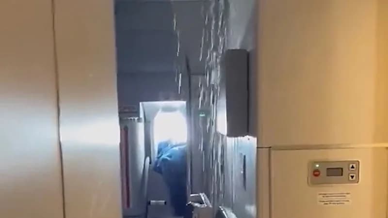 بالفيديو .. خلل في خزان طائرة أدى إلى تسرب مياه كبير داخلها