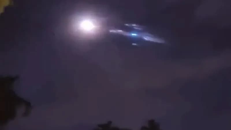 شاهد.. لحظة سقوط حطام الصاروخ الصيني قرب ماليزيا