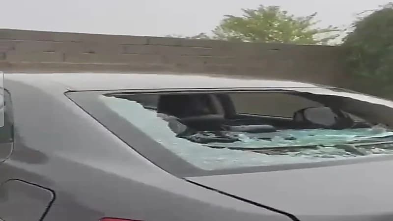 شاهد.. البرد يكسر زجاج السيارات بجازان