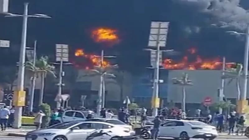شاهد.. اندلاع حريق هائل بأحد المولات التجارية في مصر