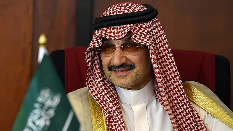 بالفيديو .. الوليد بن طلال يشتري أول قميص للهلال بالهوية الجديدة بـ2 مليون ريال
