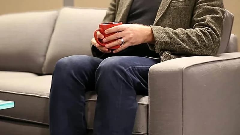 بالفيديو .. مختص : الجلوس الطويل يسبب قصر القامة و35 مرضًا مزمنًا