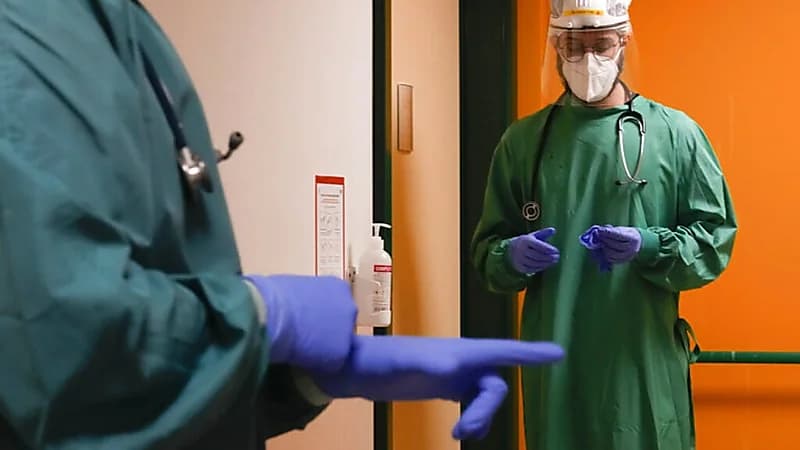 امرأة برحم مزروع تنجب طفلا لأول مرة