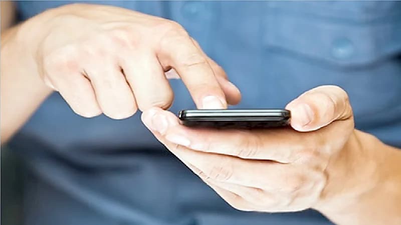 هاتف يفضح خيانة امرأة أمام زوجها في الإمارات