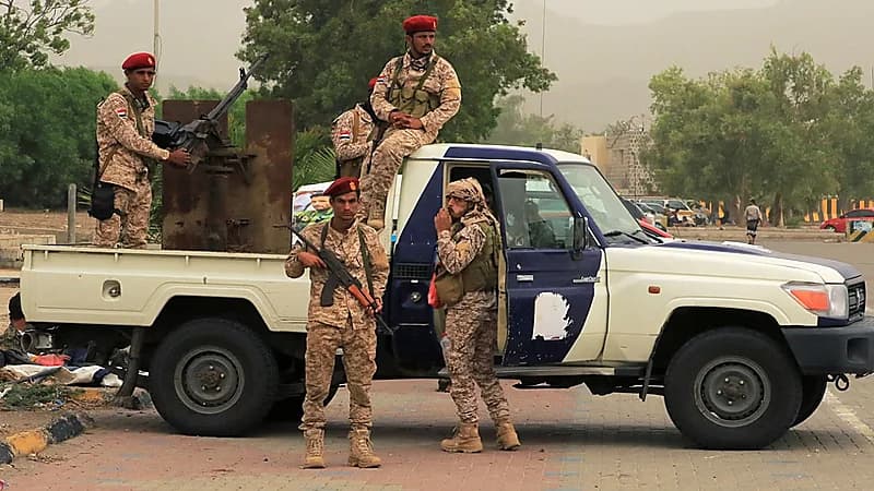 ضبط قذائف وذخائر شديدة الانفجار بحافلة ركاب في عدن