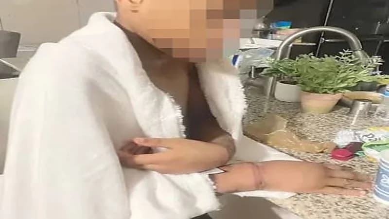 أم تتجرد من مشاعرها وتعذب أطفالها بطريقة بشعة