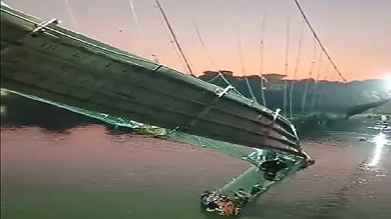 شاهد .. انهيار جسر معلق بالهند ومصرع 30 شخصاً على الأقل