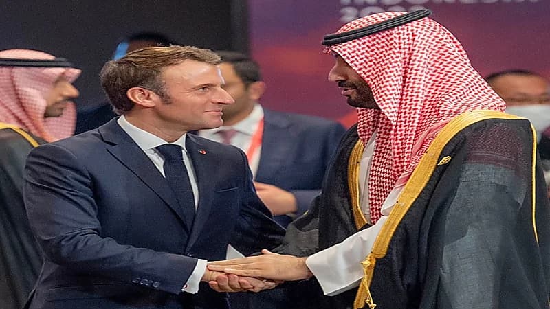 شاهد.. ماكرون يتجه إلى مقعد ولي العهد لمصافحته بمقر انعقاد قمة العشرين