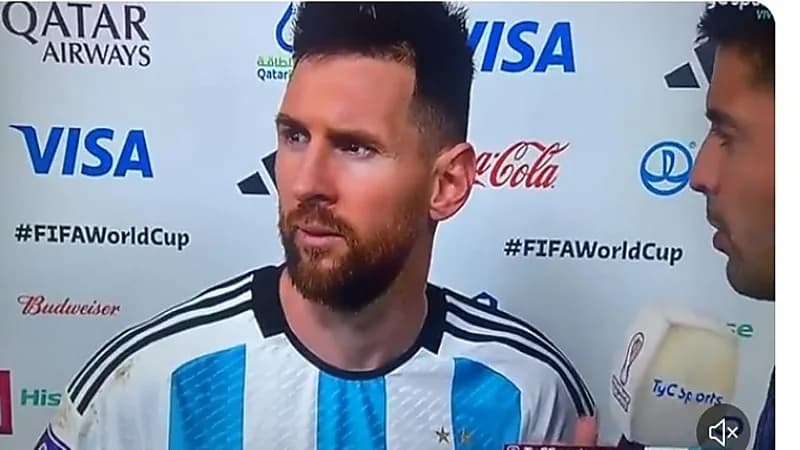 شاهد .. ميسي يهاجم أحد الأشخاص : أيها الأحمق!