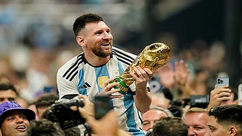 شاهد.. احتفال ميسي في غرفة تبديل الملابس بعد التتويج بكأس العالم