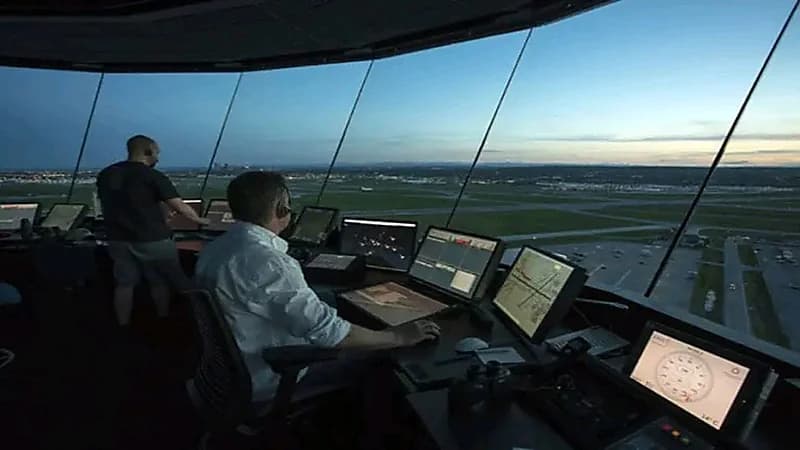 خلل مجهول يوقف حركة الطيران في كندا