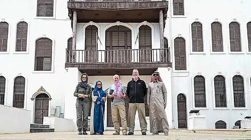 مستكشف بريطاني يصل إلى الطائف بعد 13 يوماً من السير في الصحراء