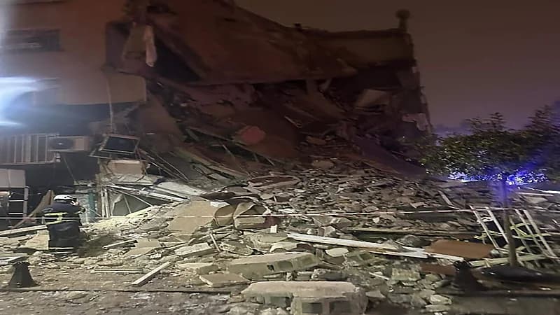 بالفيديو والصور.. انهيار عدد من المباني السكنية في تركيا بسبب الزلزال القوي وسط أنباء عن سقوط ضحايا