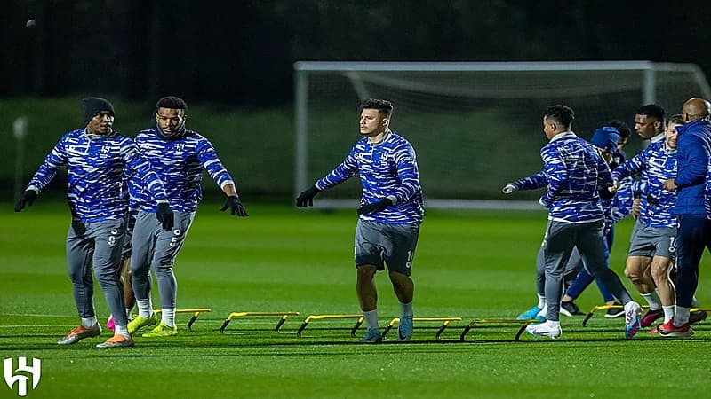 مواجهة شرسة بين الهلال وشباب الأهلي دبي