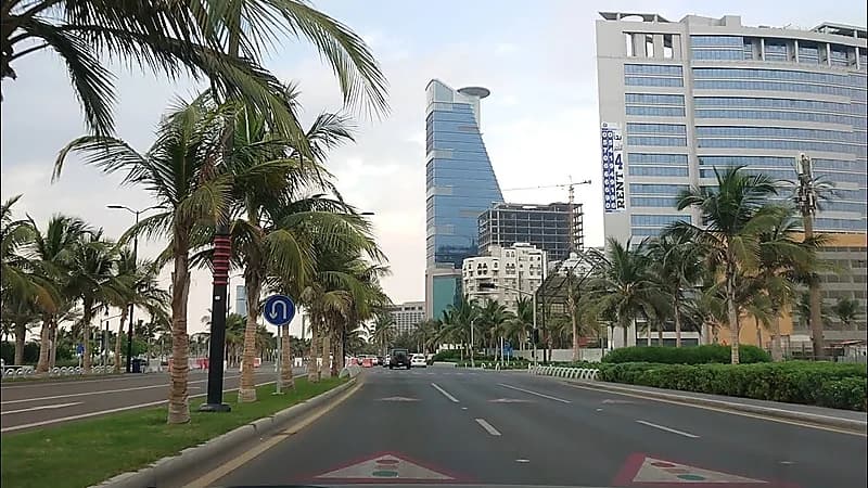 "المرور" تغلق طريق الكورنيش الفرعي المتجه لحلبة كورنيش جدة