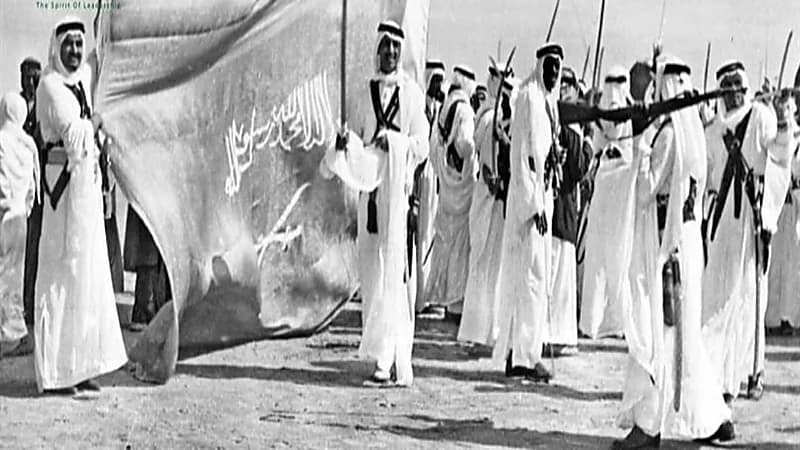 شاهد.. صورة نادرة لخادم الحرمين والملك فهد بجوار العلم السعودي قبل 70 عاماً
