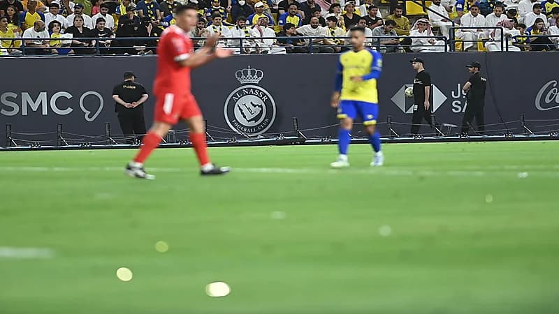 شاهد .. سقوط اللوحات الإعلانية أثناء مباراة النصر والوحدة