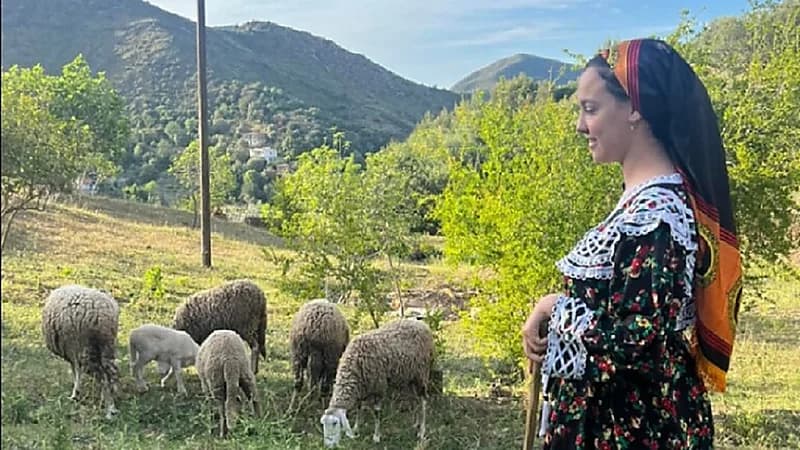 "راعية أغنام" تجذب الأنظار بفيديوهات من قبل الطبيعة .. فيديو