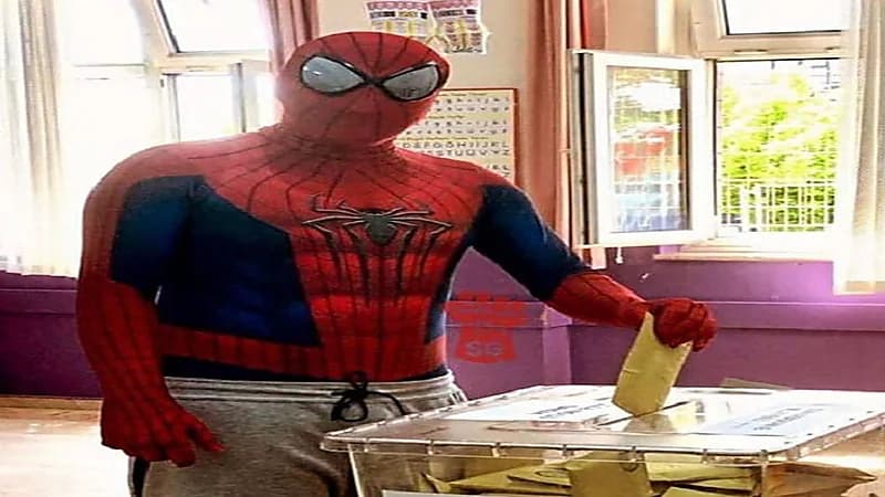 الرجل العنكبوت يدلي بصوته في انتخابات تركيا .. صور